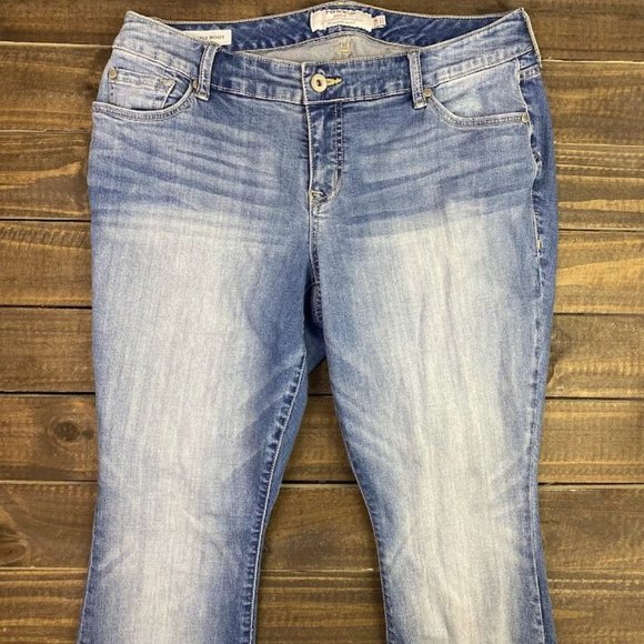 Torrid Barely Boot Women's Size 12 Reg. Mid Rise Stretch Medium Wash Denim - Picture 5 of 7